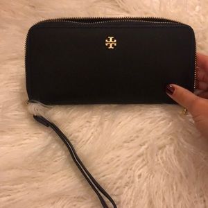 Tory Burch Bags - Tory Burch Robinson Leather Wallet Tory Burch Bags - Tory Burch Robinson Leather Wallet